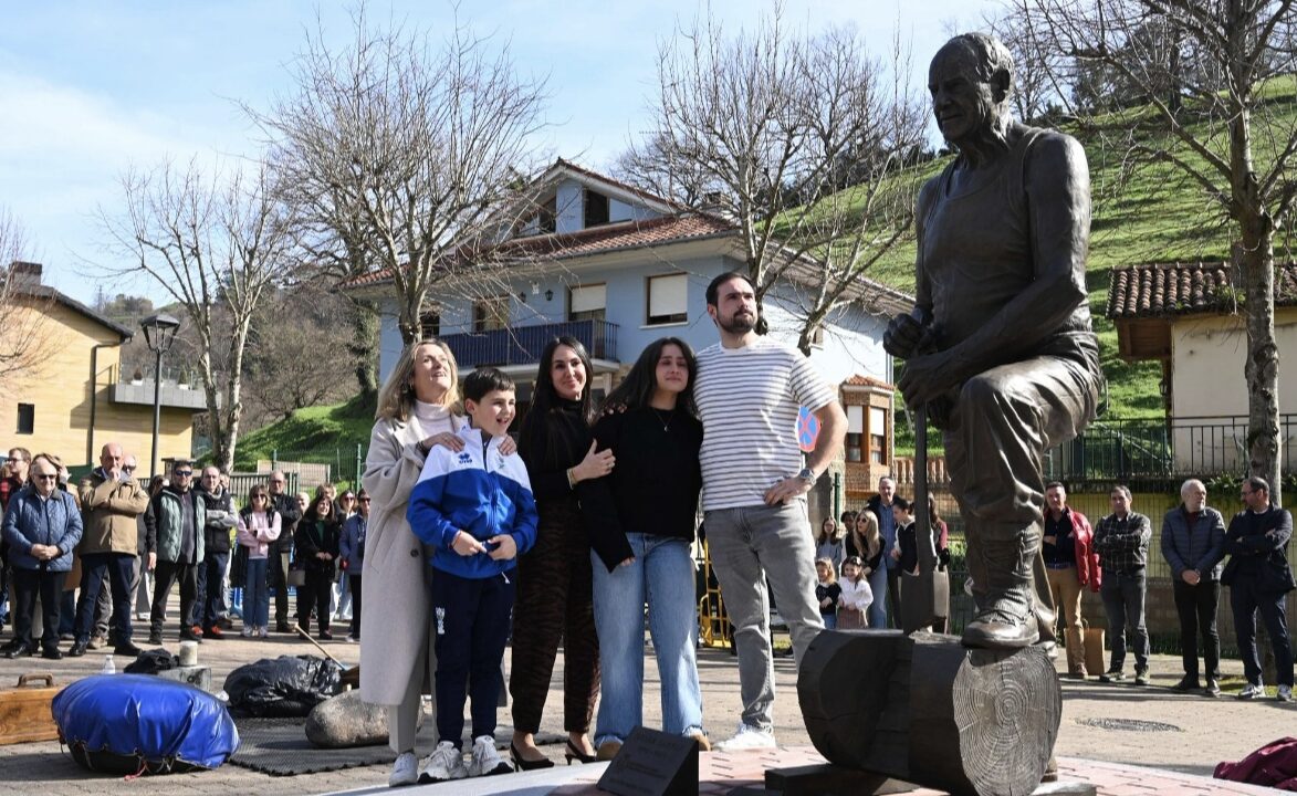Así es la escultura con la que Barakaldo hace eterno a Julián Larrea