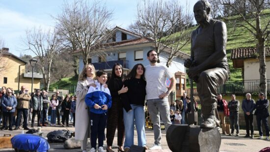 Así es la escultura con la que Barakaldo hace eterno a Julián Larrea