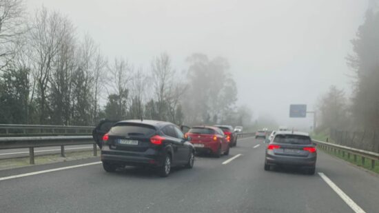 Un choque entre cuatro coches y una avería  provocan importantes retenciones a la altura de Mungia