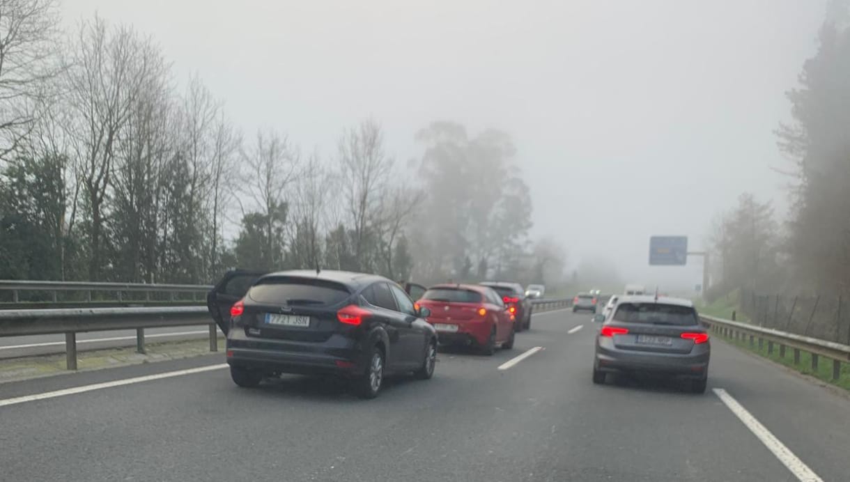 Un choque entre cuatro coches y una avería  provocan importantes retenciones a la altura de Mungia