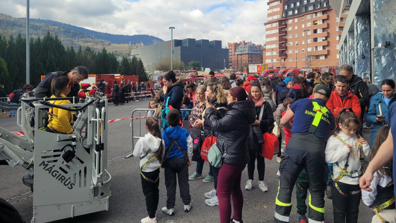 El Parque de Bomberos de Miribilla abre sus puertas: actividades, camiones y demostraciones para toda la familia