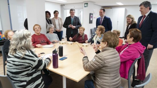 Aukeragune, el centro de Bilbao para combatir la soledad en las personas mayores