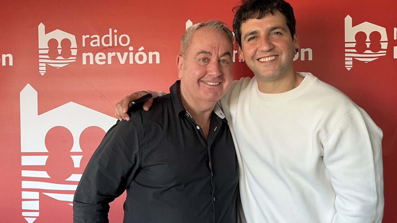 Fran Perea deslumbra en “Más Música” con una entrevista cercana, divertida y llena de música en directo
