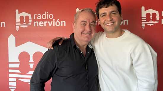 Fran Perea deslumbra en “Más Música” con una entrevista cercana, divertida y llena de música en directo