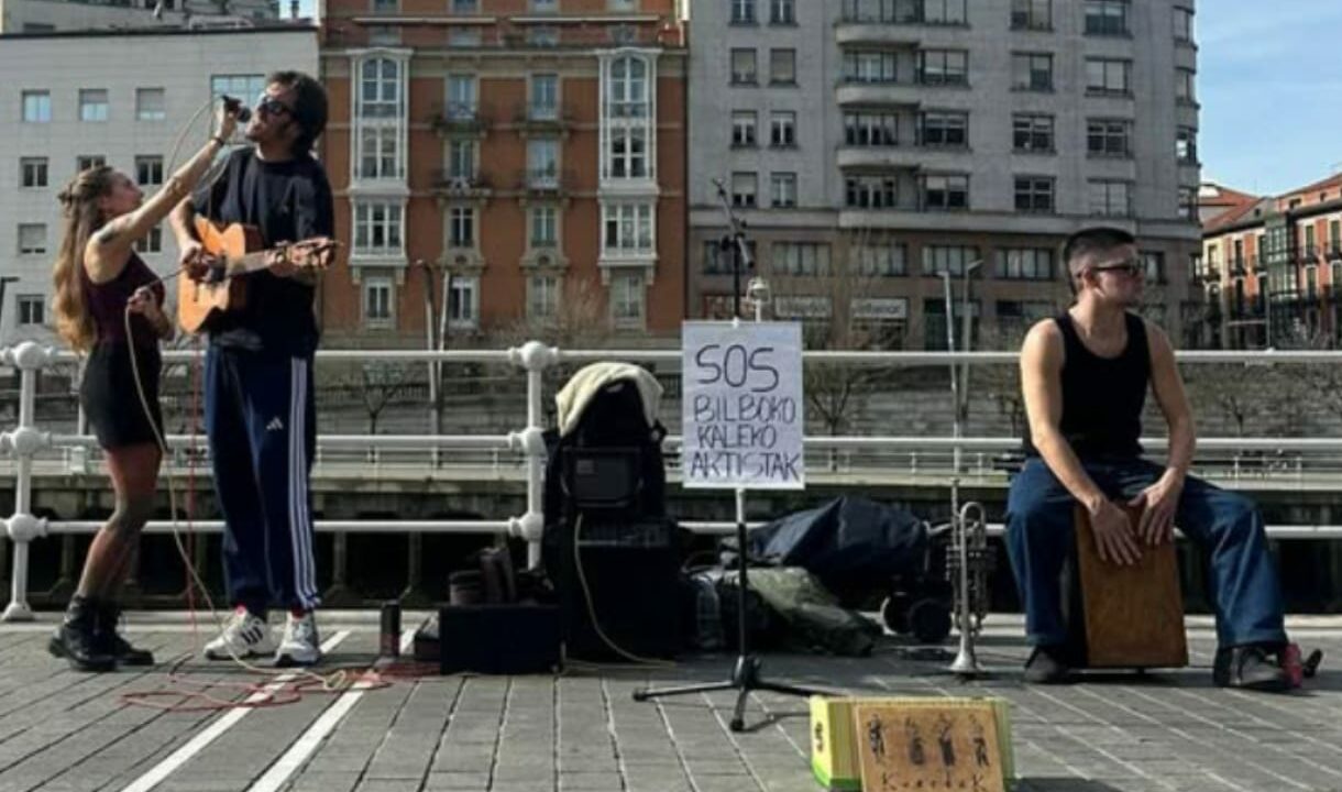 El SOS de los artistas callejeros de Bilbao: “El Ayuntamiento quiere matar la música”