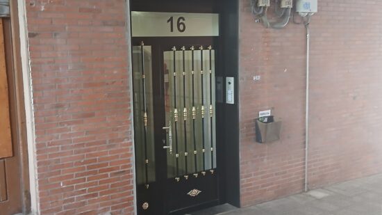 Desahucio en Bilbao: una treintena de personas se movilizan en San Adrián para evitarlo