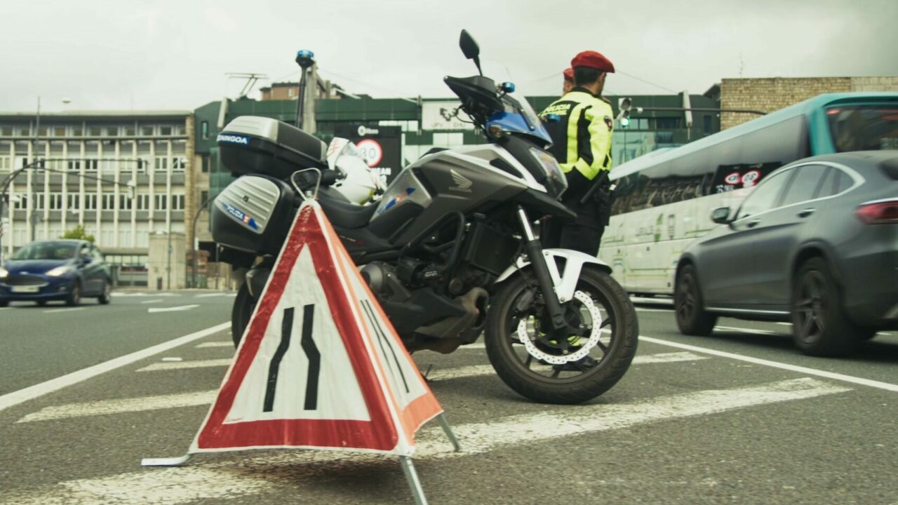 Buscan testigos de un accidente en la rotonda de Ibarsusi en Bilbao con un motorista herido