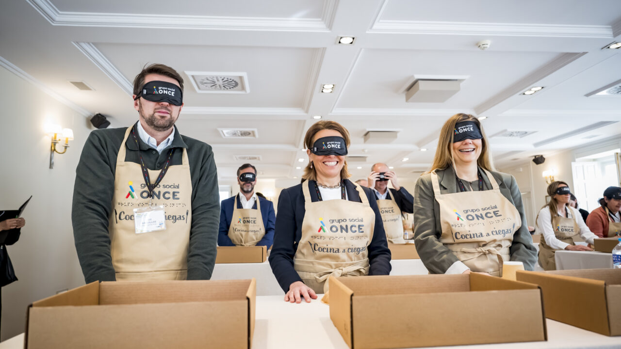La ONCE organiza retos a ciegas de cocina y empaquetado para concienciar a la sociedad
