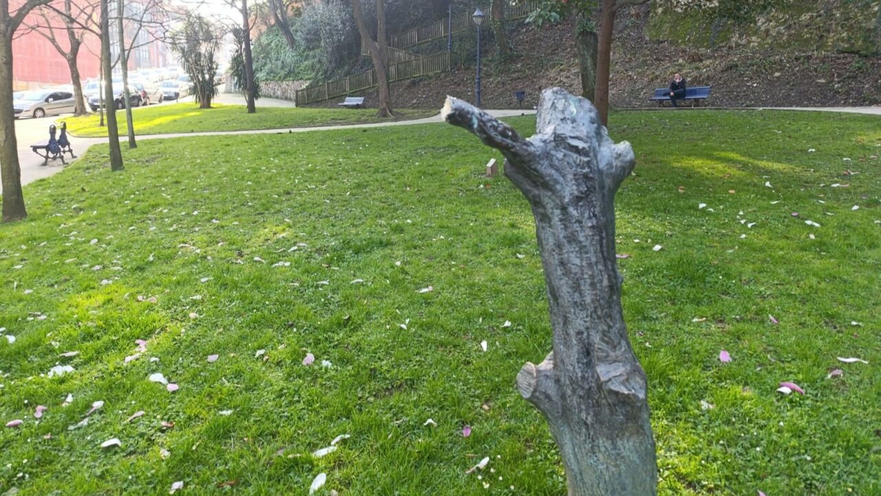 Búho desaparecido: arrancan a la fuerza otra escultura de bronce en un parque histórico de Portugalete