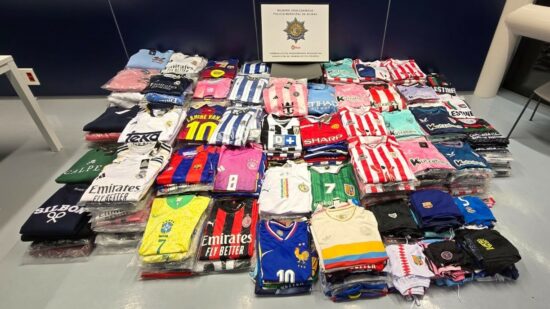 Golpe contra la venta de ropa falsificada en Bilbao: la Policía Municipal detiene a 13 personas e incauta 3.500 prendas