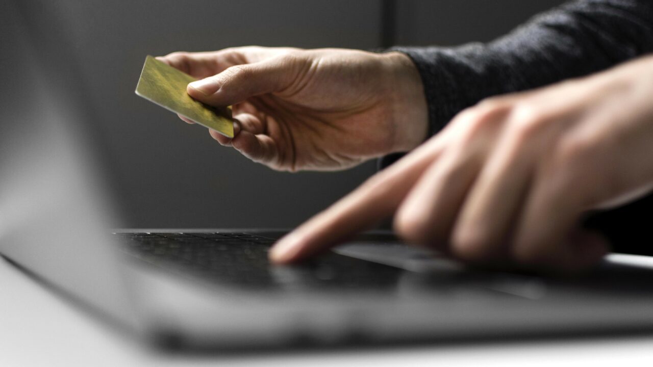 Las estafas se disparan en Euskadi: la Ertzaintza registra un aumento del 125% en enero de 2026