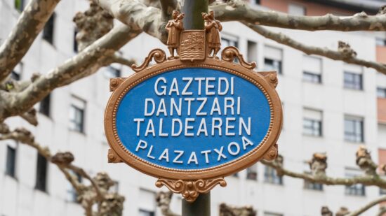 Santutxu estrena nuevas placas en la Plazuela Gaztedi Dantzari Taldea