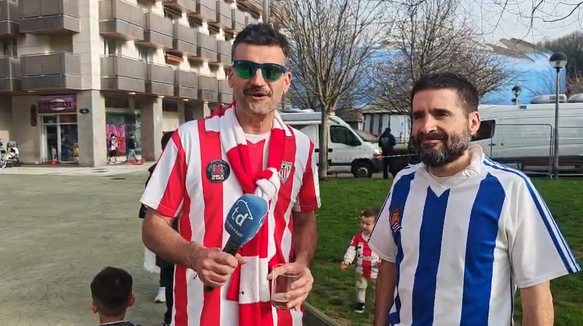 La marea zurigorri toma Donostia con orgullo y buen ambiente