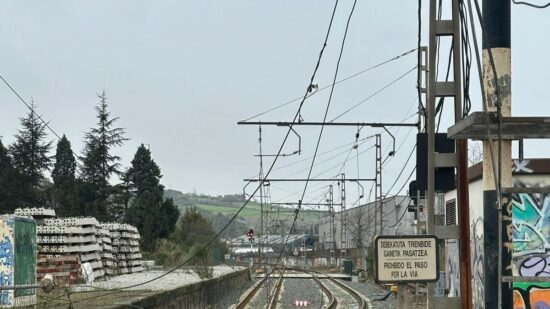Un camión grúa destroza la catenaria en el paso a nivel de Asua