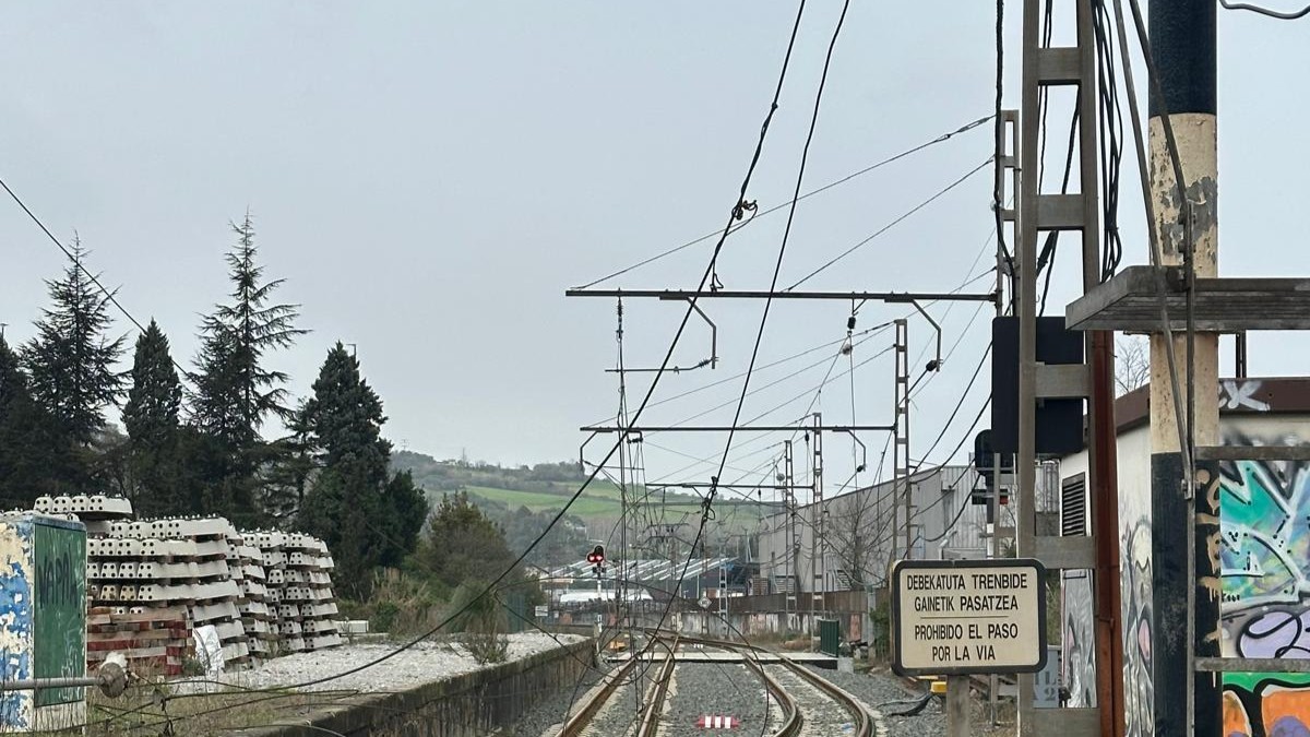 Un camión grúa destroza la catenaria en el paso a nivel de Asua