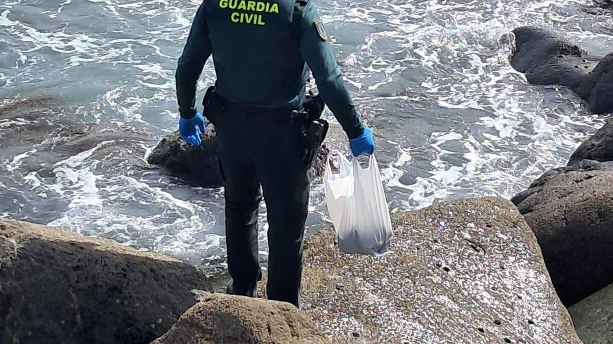 La Guardia Civil intercepta a varias personas pescando ilegalmente en Bermeo: recogían bígaros y lapas sin licencia