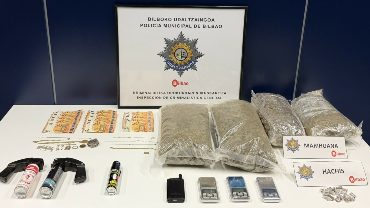 Policía Municipal de Bilbao desmantela un punto de venta de drogas en San Francisco: cinco detenidos
