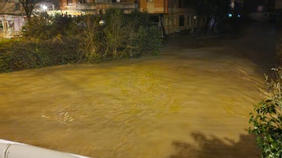 El río Butrón se desborda tras una noche de lluvias intensas en Euskadi