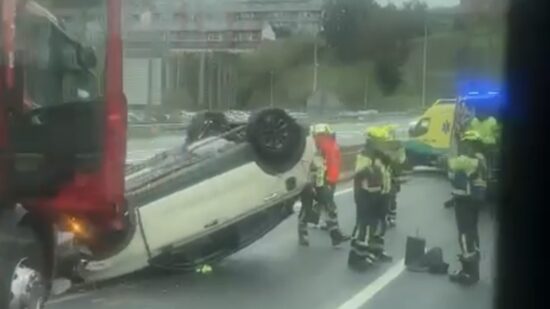 Coche volcado en la A-8 a la altura de El Fango en Bilbao: carril cortado y retenciones