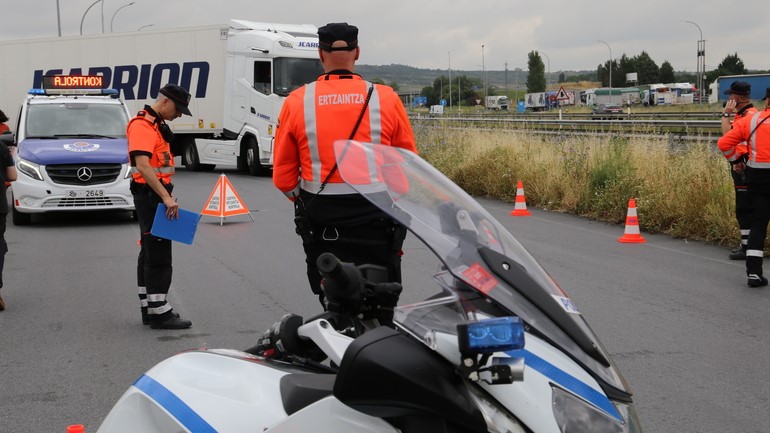 Multas de 200 euros y pérdida de puntos: la Ertzaintza inicia una campaña especial para controlar el cinturón de seguridad