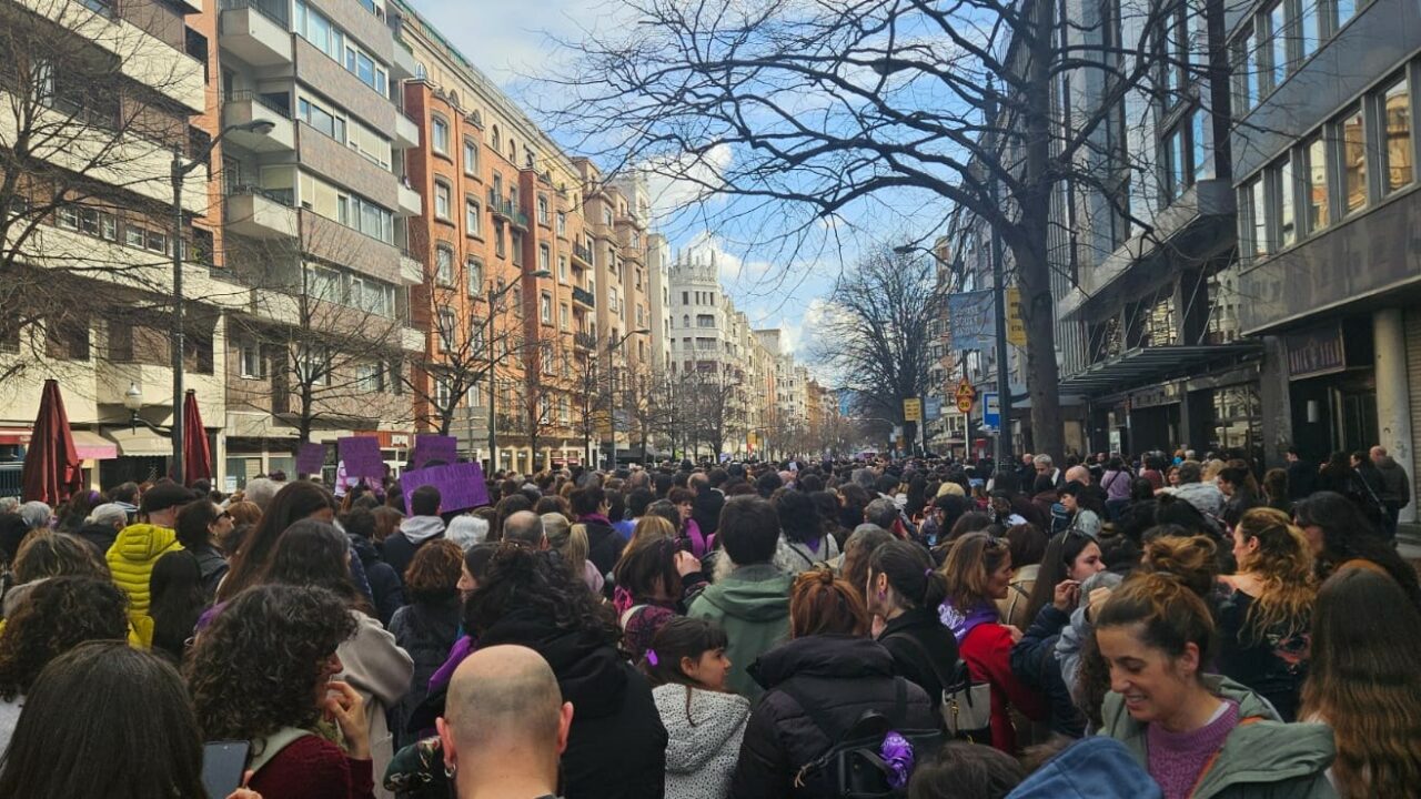 El 8M llena Bilbao: centenares de personas salen a la calle para reclamar igualdad