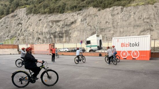 Bilbao abre inscripciones para aprender a andar en bici gratis: así puedes apuntarte
