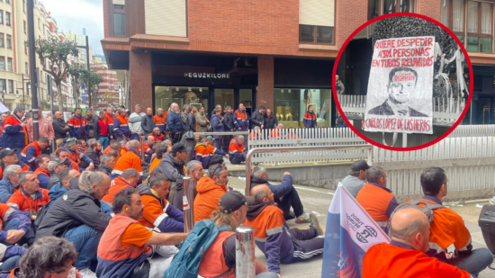 Los trabajadores de Tubos Reunidos se concentran frente a las oficinas centrales para trasladar sus quejas