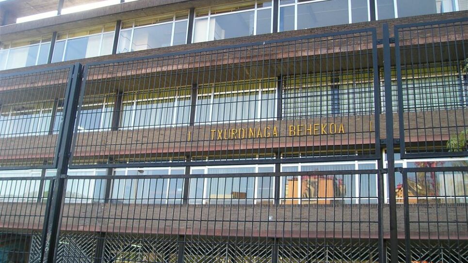 Etxando Pestes se suma a la protesta por el cierre del bachillerato en el Instituto Txurdinaga Behekoa