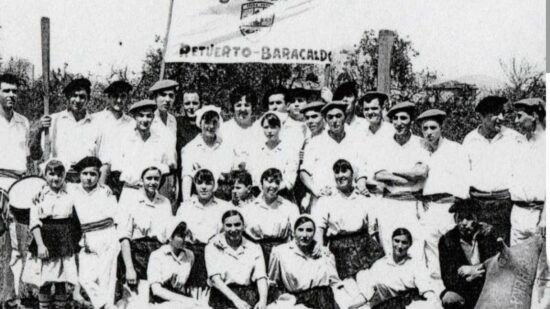 Este histórico grupo de danzas de Barakaldo celebra 60 años con un concierto de Xabier Aburruzaga