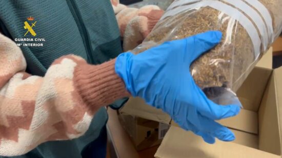 Golpe al tabaco ilegal en Bizkaia: la Guardia Civil intercepta 13 kilos enviados por paquetería tras comprarlos por Internet