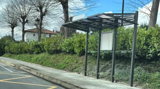 Güeñes cumple una demanda histórica: una marquesina cubierta en el Hotel Restaurante Erreka