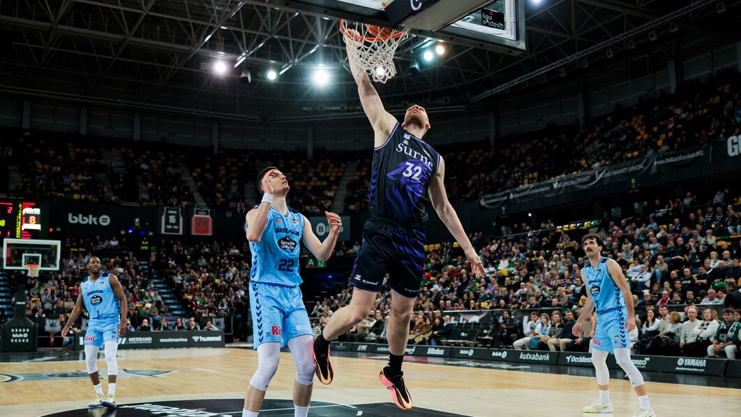 El Surne Bilbao acecha el playoff tras arrollar a Leche Río Breogán