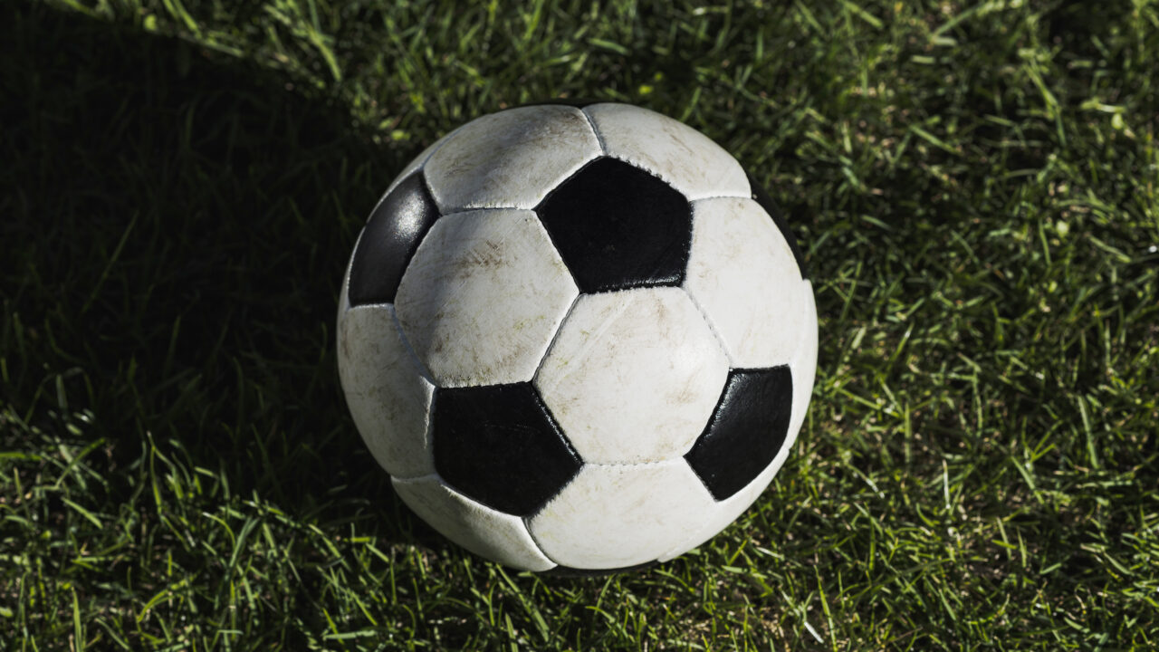 Padres que gritan desde la grada: la peor lección del fútbol escolar