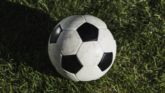 Padres que gritan desde la grada: la peor lección del fútbol escolar