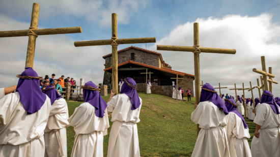 Cruces gigantes en Balmaseda para recrear la peregrinación al Kolitza por el fin de las pestes
