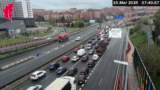 Un accidente con siete vehículos implicados mantiene cortados tres carriles de la BI-30