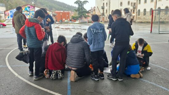 Éxito en la primera quedada de cromos en Zalla: las familias se reúnen pese a la lluvia