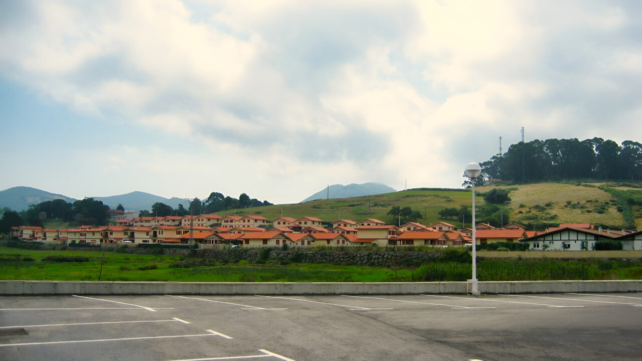 Los afectados por los derribos en Argoños se reúnen con el Gobierno: “Nos tienen que dar un terreno igual al que tenemos ahora”