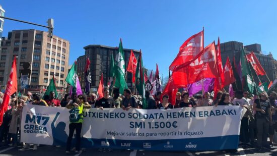 Cientos de personas se movilizan en Bilbao en la marcha central del 17M por un salario mínimo