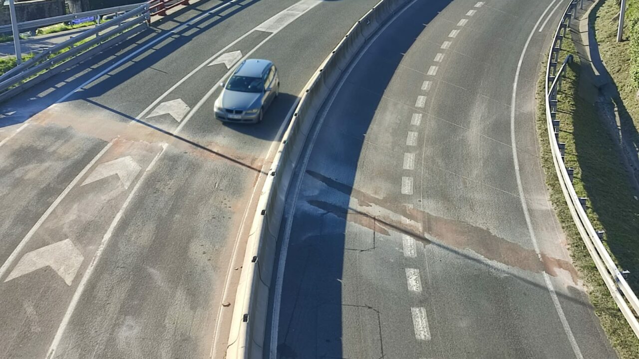 Las imágenes del aceite vertido por piquetes en una carretera de Bilbao durante la huelga general