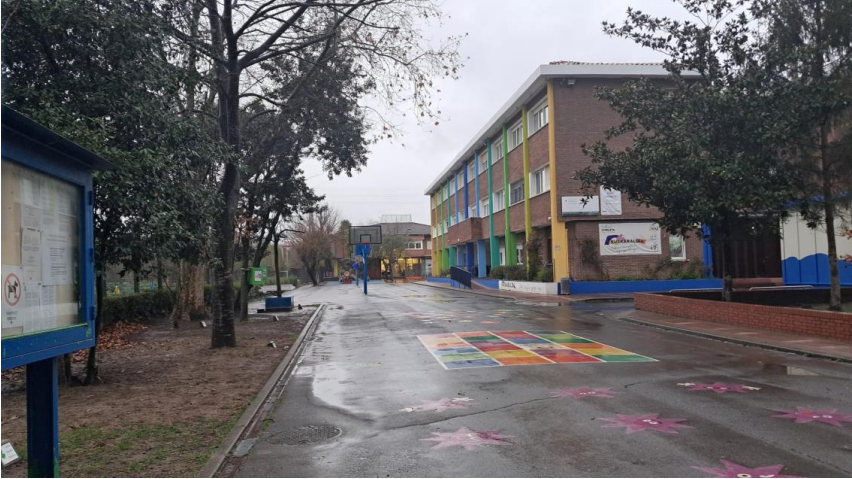 Las familias del colegio Zubileta en Getxo se concentran tras dos años sin frontón ni espacio cubierto para el alumnado