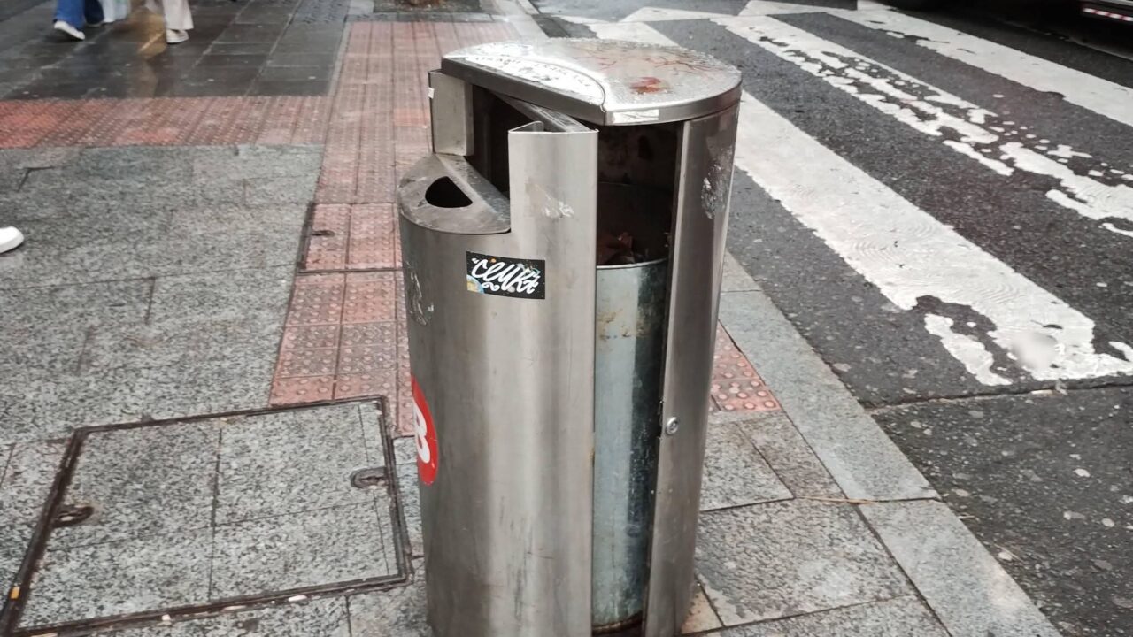 Vecinos de Zabalburu se quejan de las papeleras destrozadas: “Es imposible mantener limpio el barrio”