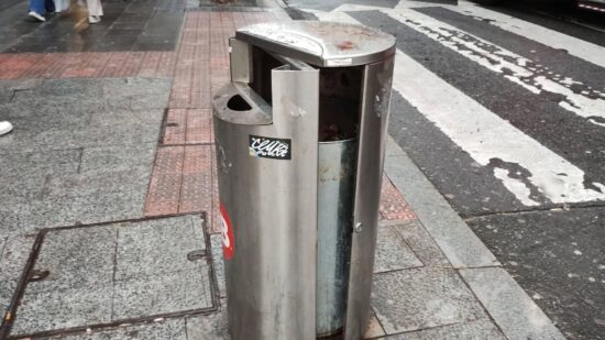 Vecinos de Zabalburu se quejan de las papeleras destrozadas: “Es imposible mantener limpio el barrio”