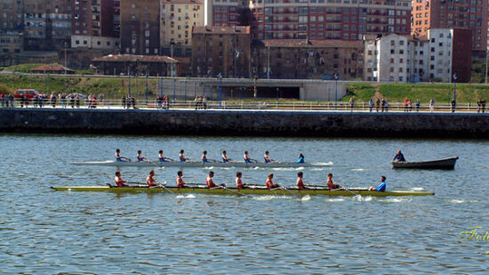 La ría de Bilbao acoge la 44º edición de la Regata Ingenieros-Deusto con tripulaciones mixtas
