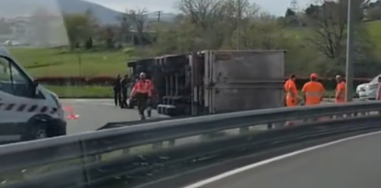 Dos camiones volcados, horas de retenciones: así ha sido la complicada jornada de tráfico en Bizkaia