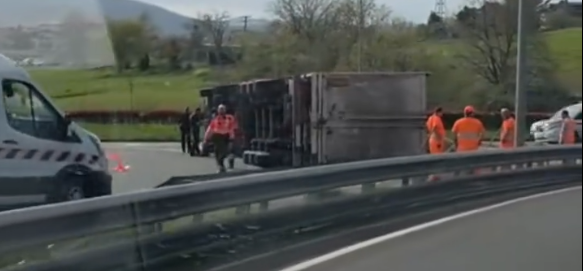 Dos camiones volcados, horas de retenciones: así ha sido la complicada jornada de tráfico en Bizkaia