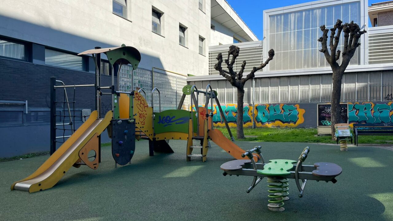 Mungia renueva el parque infantil de Bentades con nuevos suelos y elementos de juego