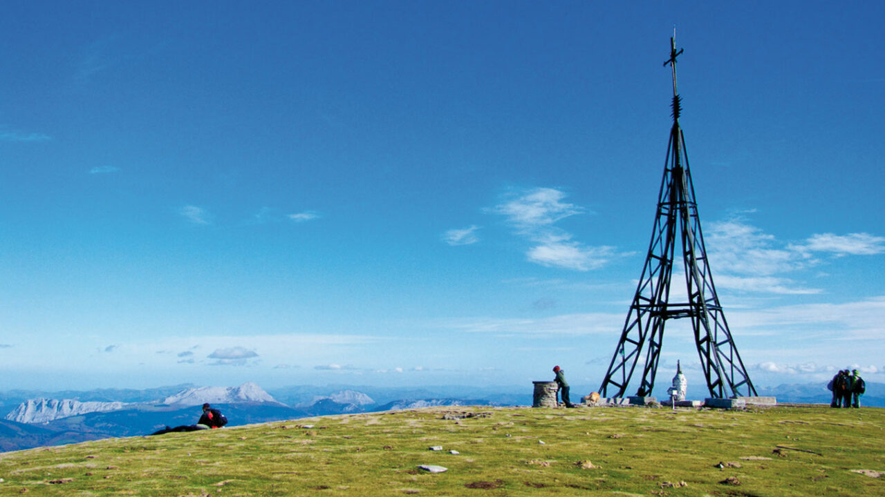 Bizkaia y Araba acuerdan rehabilitar conjuntamente la base de la cruz del Gorbea por la erosión
