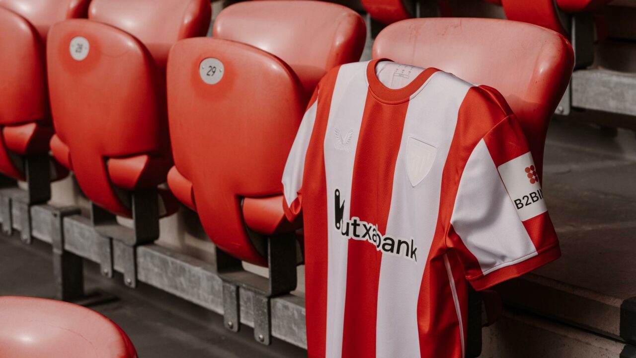 El Athletic presenta su nueva camiseta retro