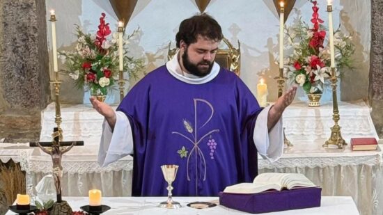 El párroco del Valle de Mena desbordado: atiende solo a más de 50 pueblos